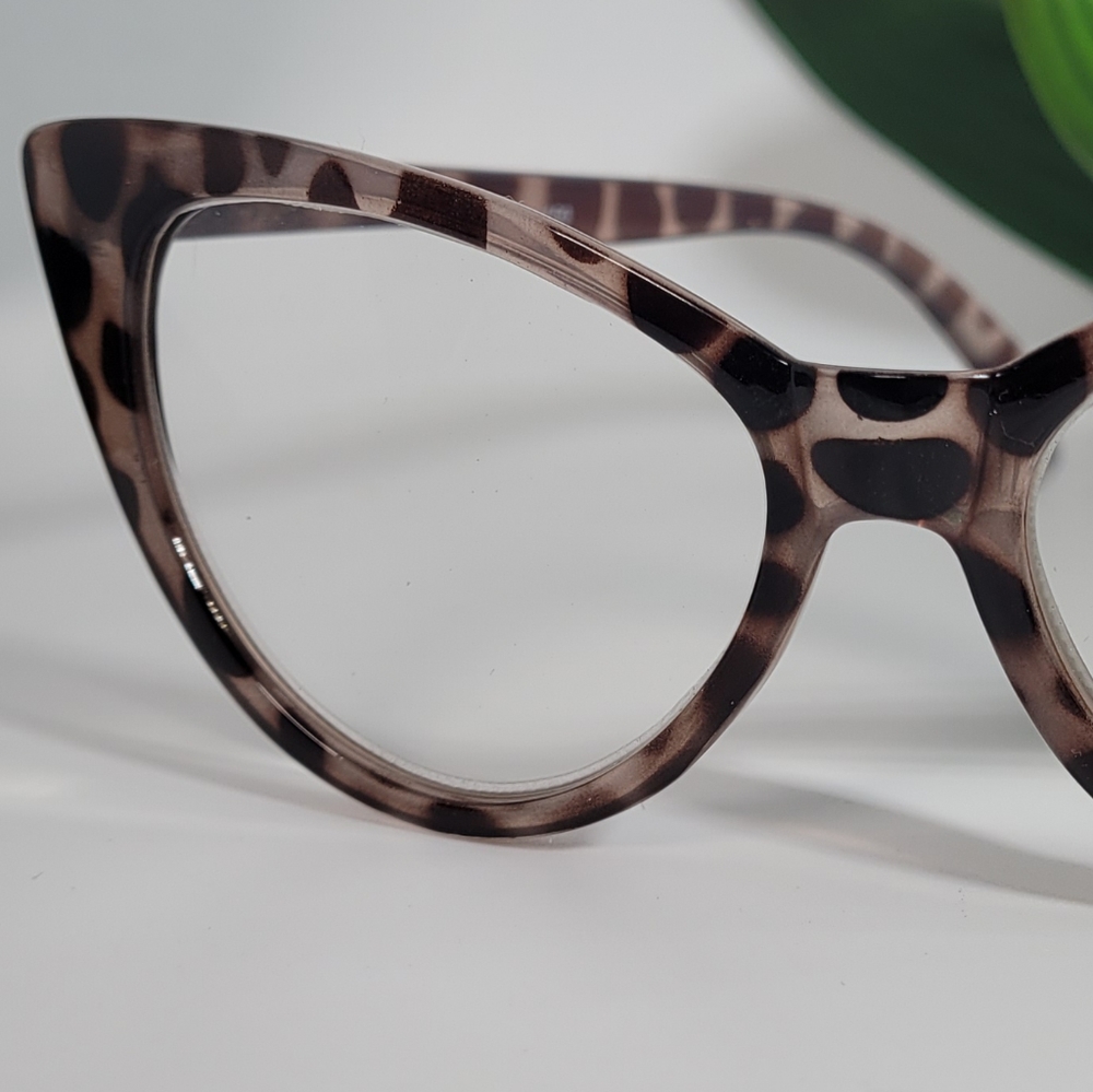 Giraffe Print Cat Eye Reader - Picture 2 of 7